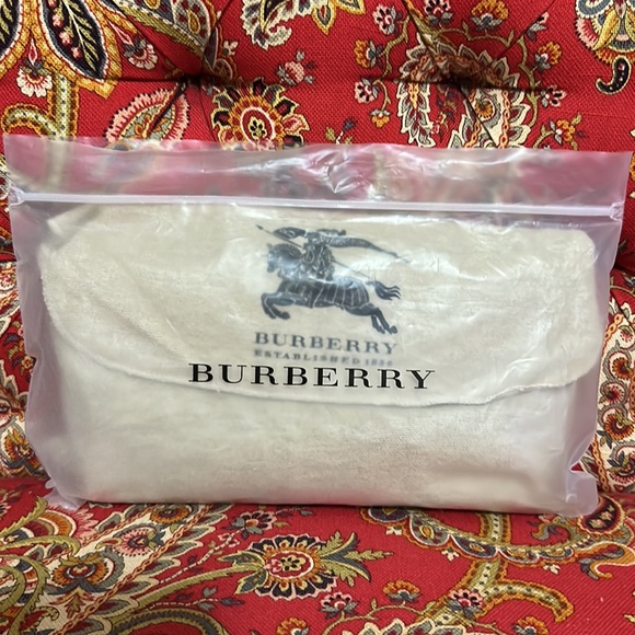 Burberry wallet. Like new condition. - Picture 6 of 6